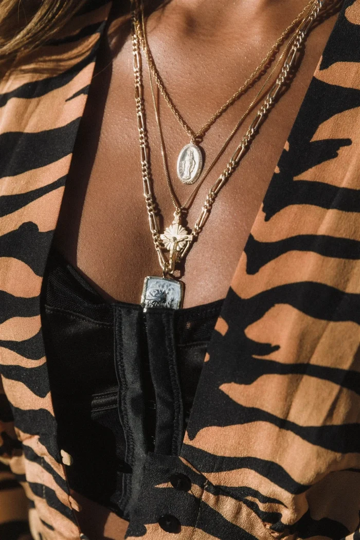 Elegant Crucifix Pendant Necklace - Image 8